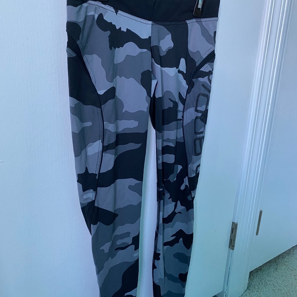 Better bodies - gray camo athletic leggings